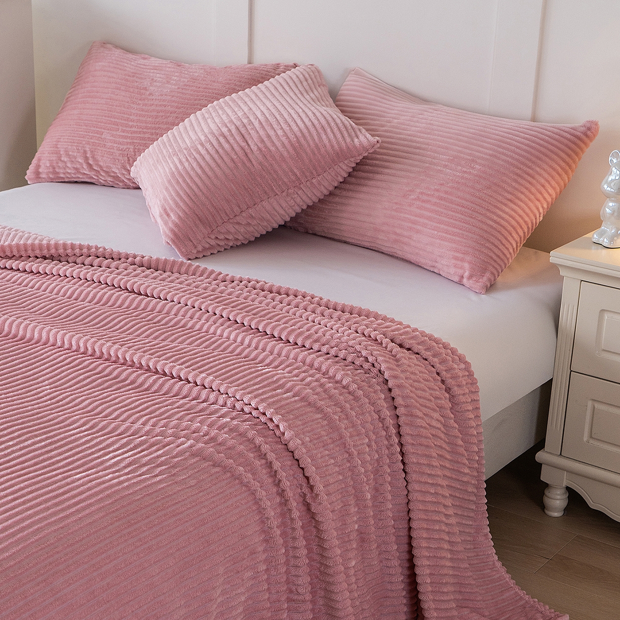 91家纺网 家纺一手货源 找家纺 楼兰公主 2025新款小抽条纯色双面绒毛毯 粉红