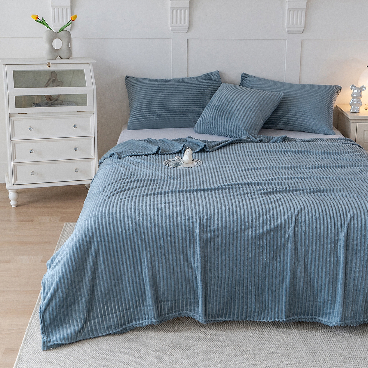 91家纺网 家纺一手货源 找家纺 楼兰公主 2025新款小抽条纯色双面绒毛毯 湖蓝