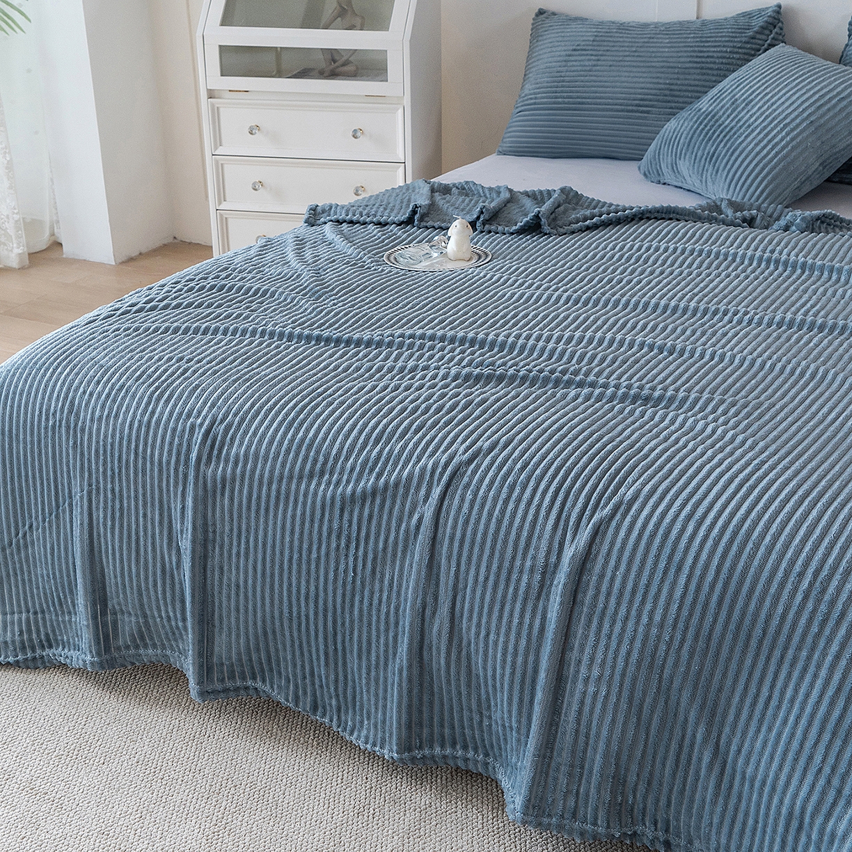 91家纺网 家纺一手货源 找家纺 楼兰公主 2025新款小抽条纯色双面绒毛毯 湖蓝