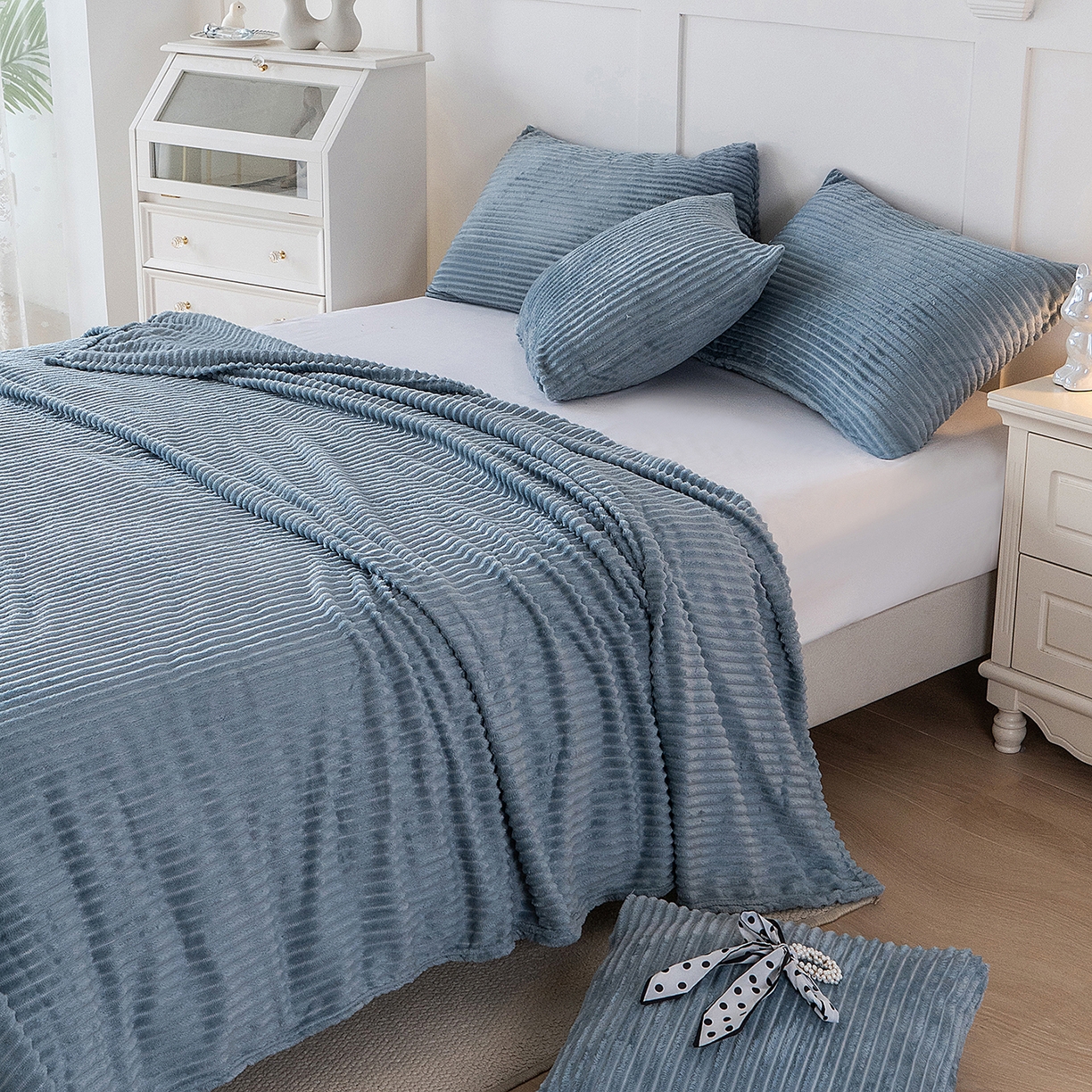 91家纺网 家纺一手货源 找家纺 楼兰公主 2025新款小抽条纯色双面绒毛毯 湖蓝