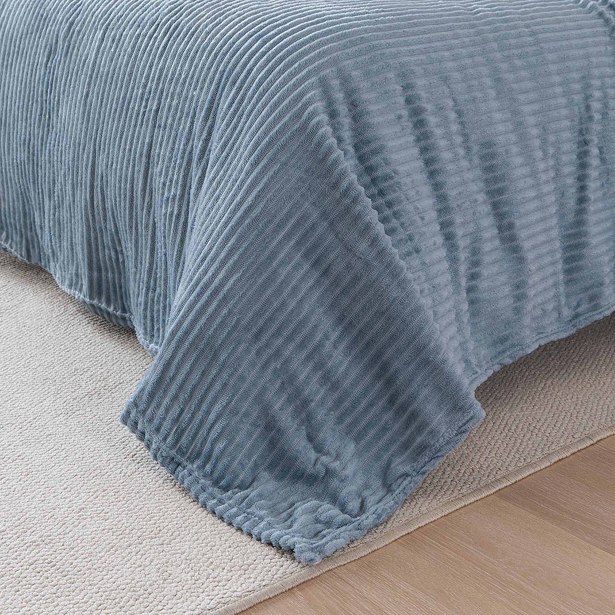 91家纺网 家纺一手货源 找家纺 楼兰公主 2025新款小抽条纯色双面绒毛毯 湖蓝