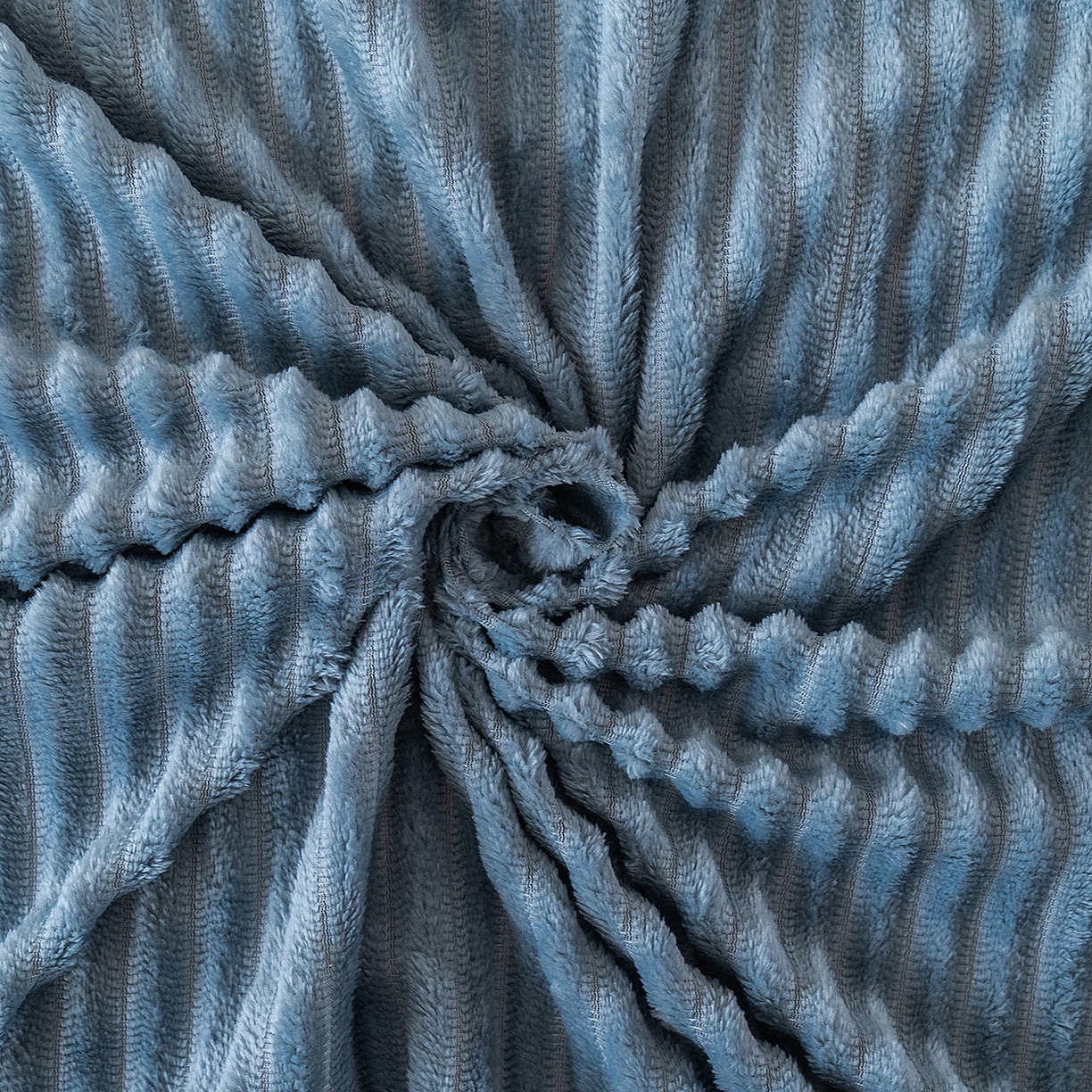 91家纺网 家纺一手货源 找家纺 楼兰公主 2025新款小抽条纯色双面绒毛毯 湖蓝