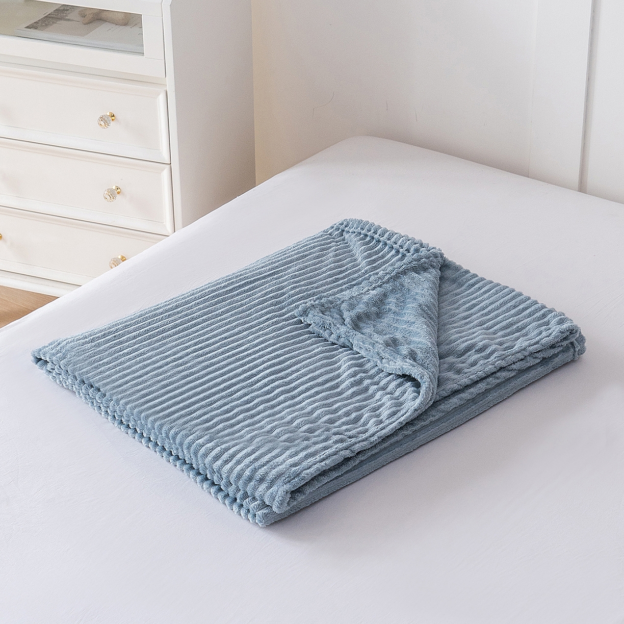 91家纺网 家纺一手货源 找家纺 楼兰公主 2025新款小抽条纯色双面绒毛毯 湖蓝