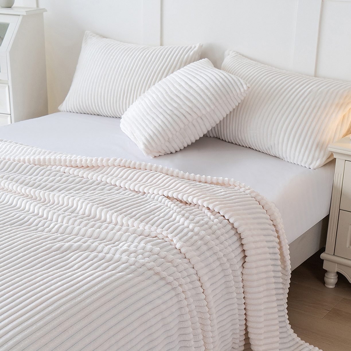 91家纺网 家纺一手货源 找家纺 楼兰公主 2025新款小抽条纯色双面绒毛毯 米白