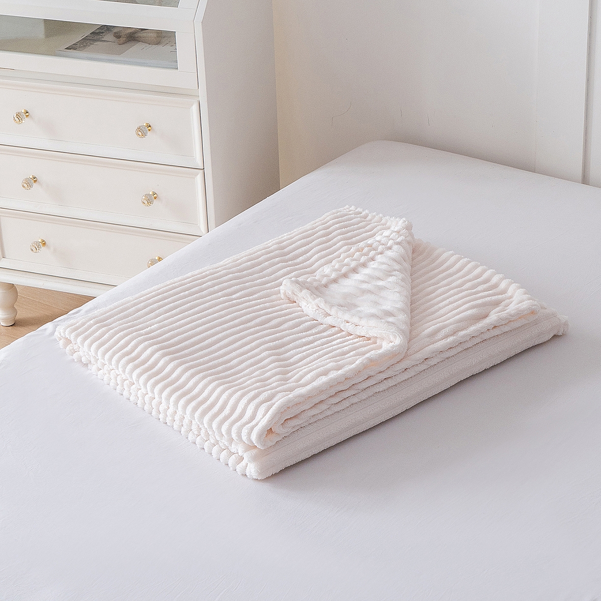 91家纺网 家纺一手货源 找家纺 楼兰公主 2025新款小抽条纯色双面绒毛毯 米白