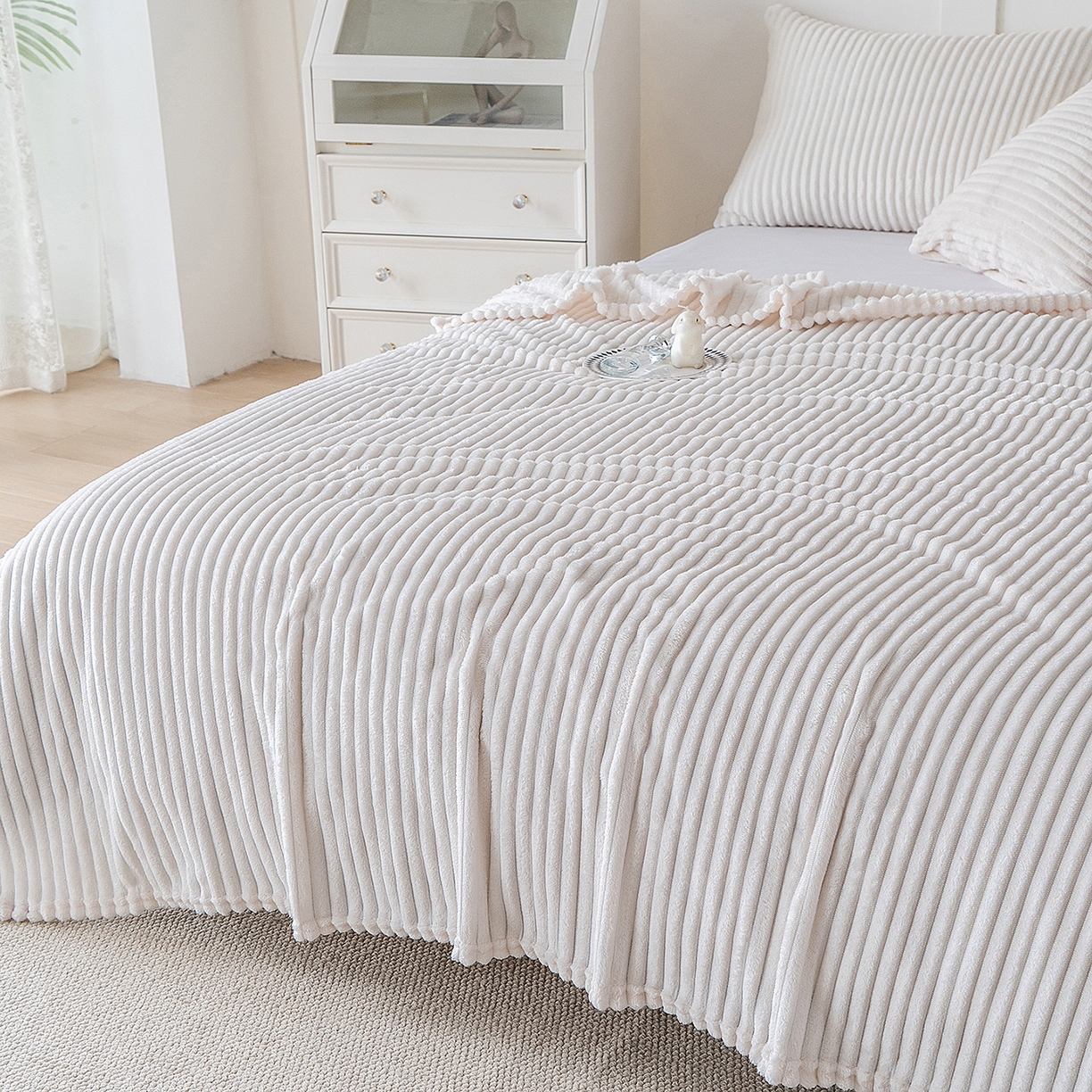 91家纺网 家纺一手货源 找家纺 楼兰公主 2025新款小抽条纯色双面绒毛毯 米白