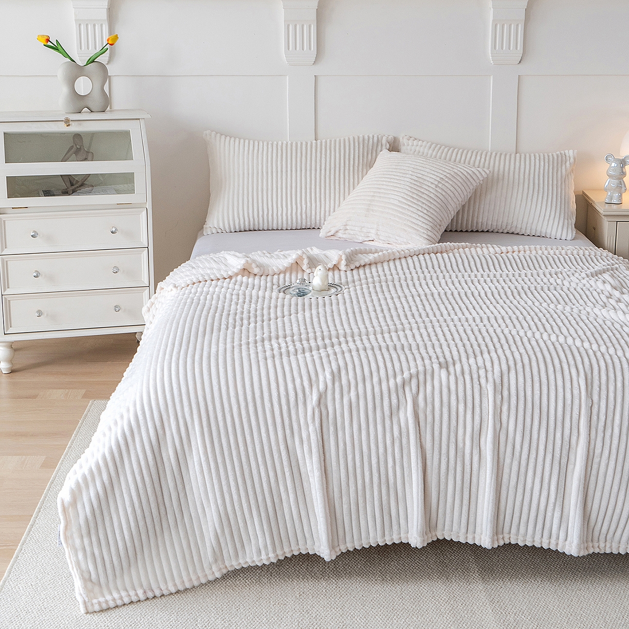 91家纺网 家纺一手货源 找家纺 楼兰公主 2025新款小抽条纯色双面绒毛毯 米白