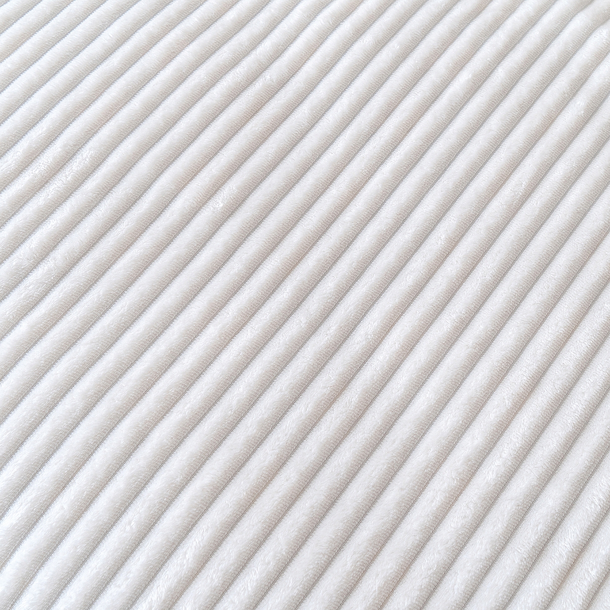 91家纺网 家纺一手货源 找家纺 楼兰公主 2025新款小抽条纯色双面绒毛毯 米白