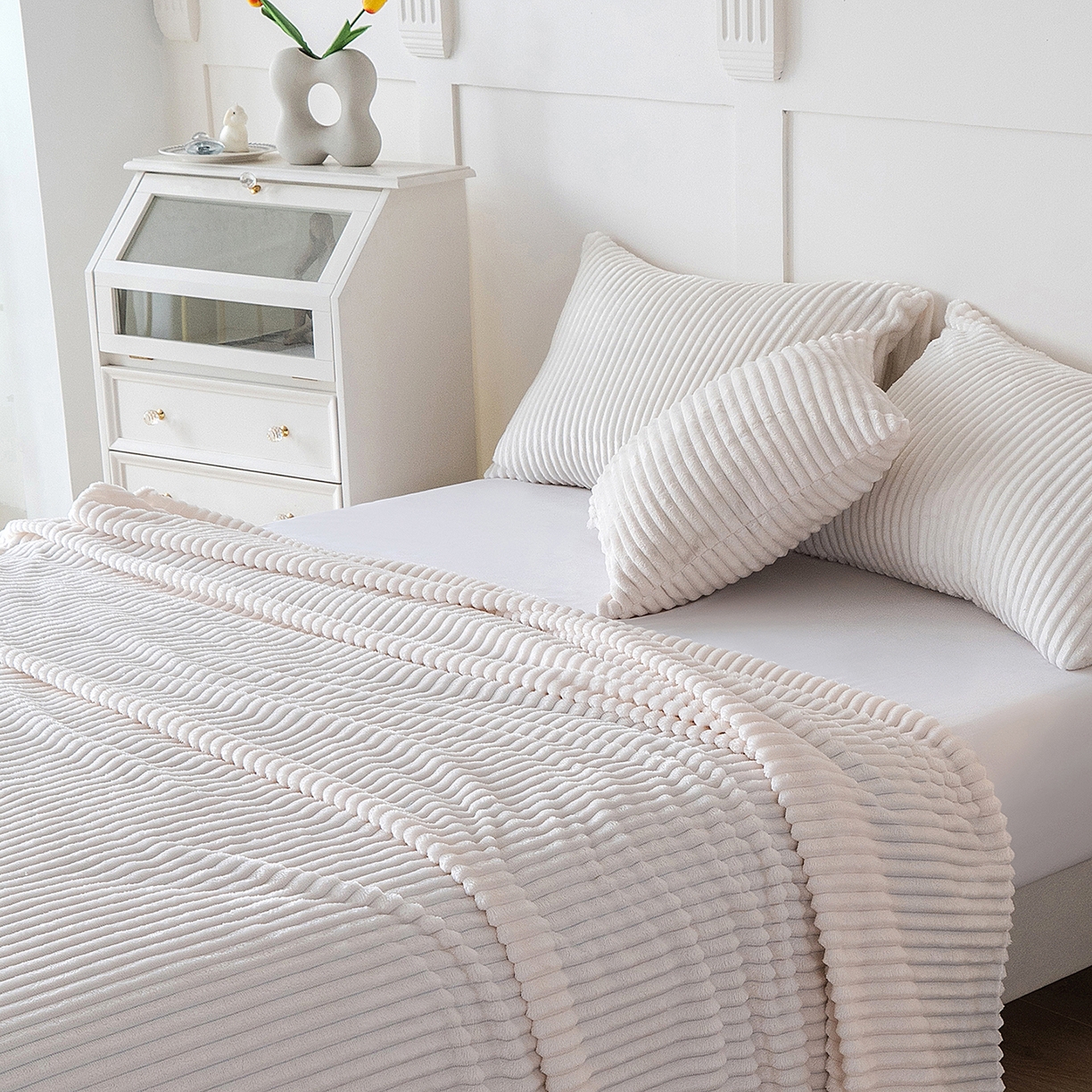 91家纺网 家纺一手货源 找家纺 楼兰公主 2025新款小抽条纯色双面绒毛毯 米白