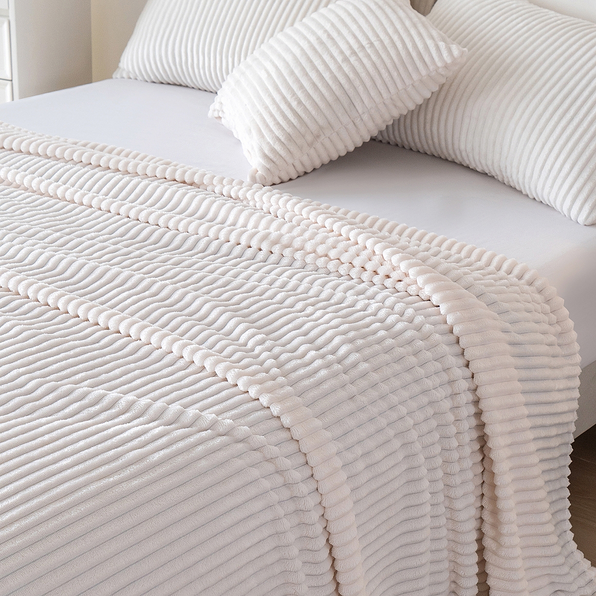 91家纺网 家纺一手货源 找家纺 楼兰公主 2025新款小抽条纯色双面绒毛毯 米白