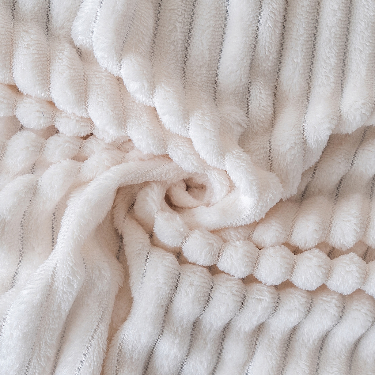 91家纺网 家纺一手货源 找家纺 楼兰公主 2025新款小抽条纯色双面绒毛毯 米白