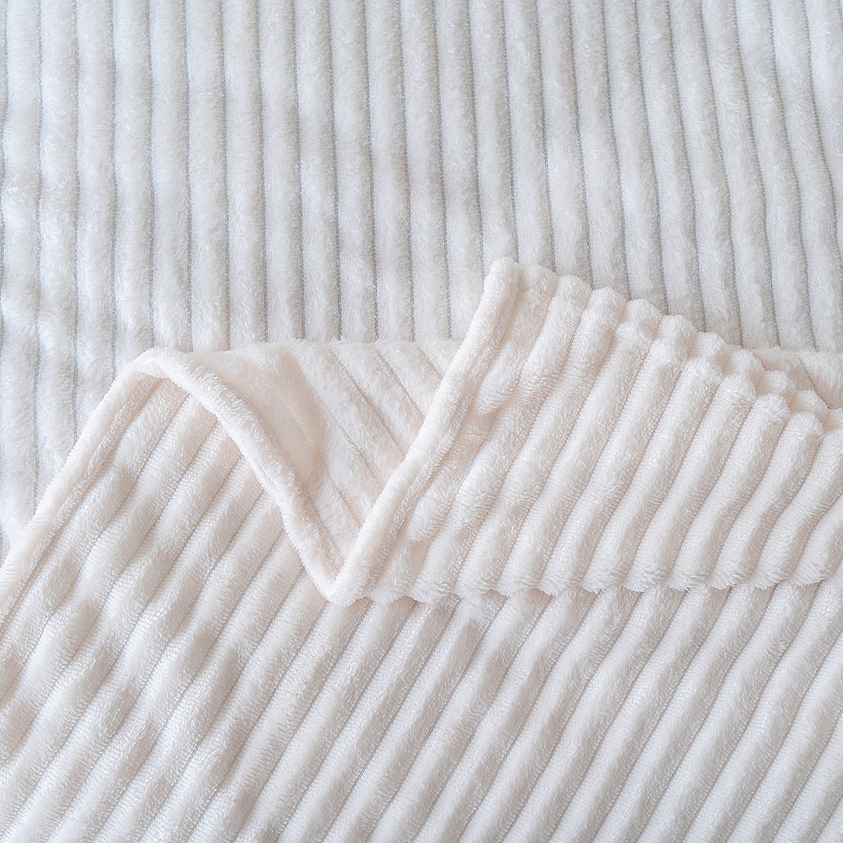 91家纺网 家纺一手货源 找家纺 楼兰公主 2025新款小抽条纯色双面绒毛毯 米白