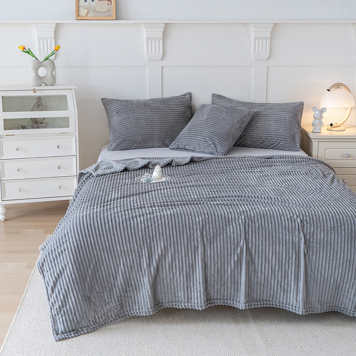 91家纺网 家纺一手货源 找家纺 楼兰公主 2025新款小抽条纯色双面绒毛毯 浅灰