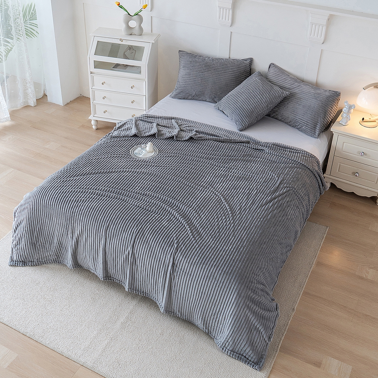 91家纺网 家纺一手货源 找家纺 楼兰公主 2025新款小抽条纯色双面绒毛毯 浅灰