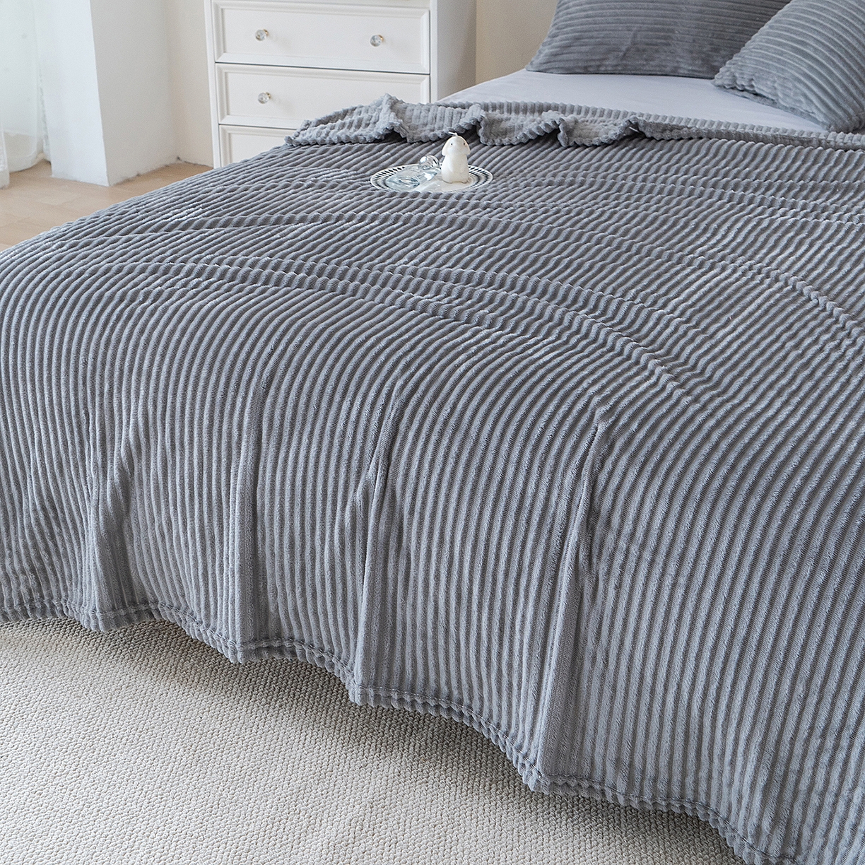 91家纺网 家纺一手货源 找家纺 楼兰公主 2025新款小抽条纯色双面绒毛毯 浅灰