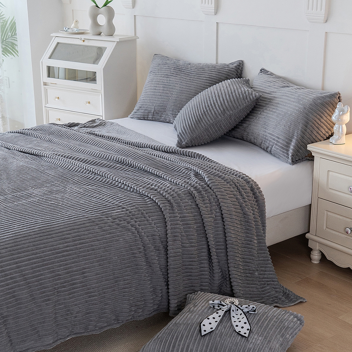 91家纺网 家纺一手货源 找家纺 楼兰公主 2025新款小抽条纯色双面绒毛毯 浅灰