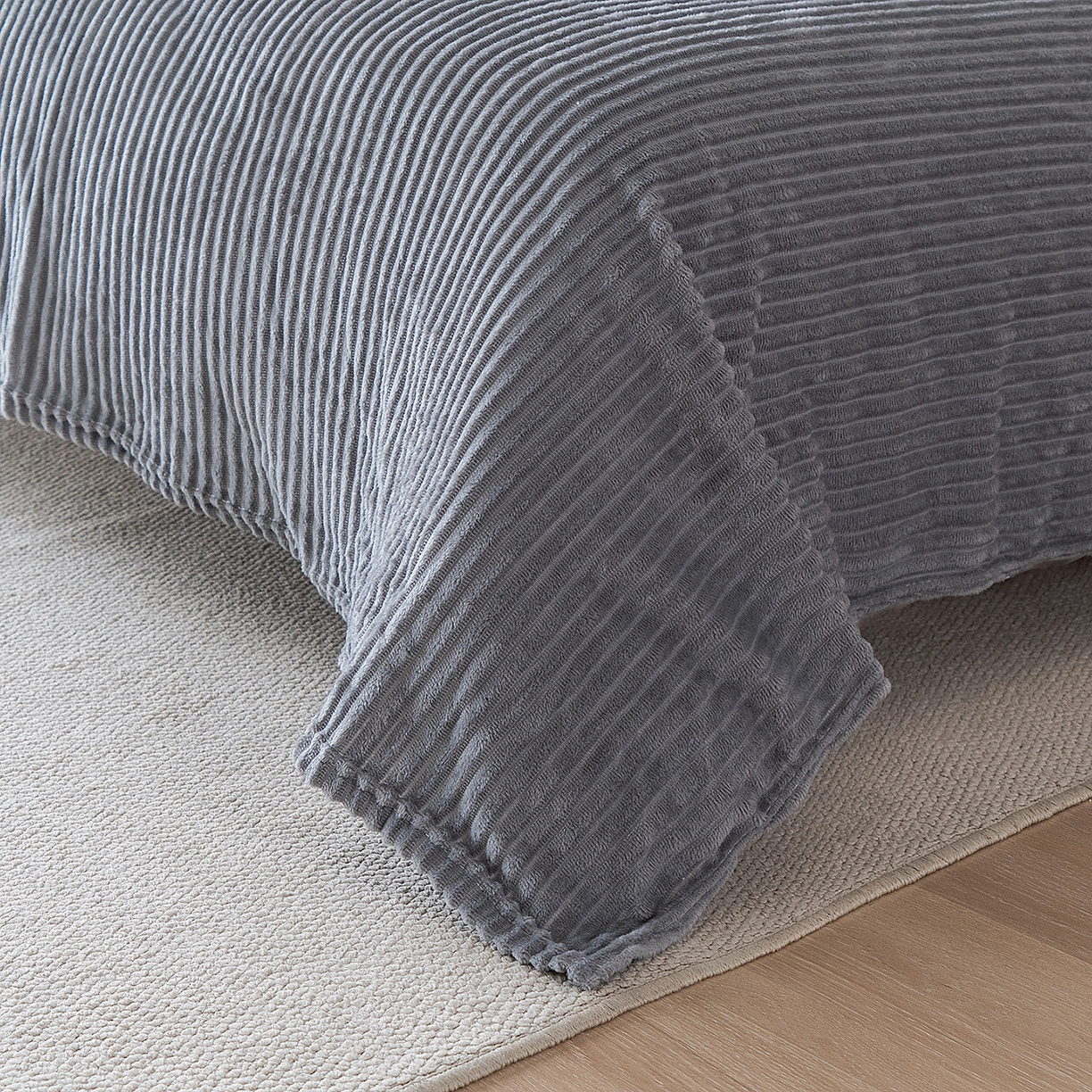 91家纺网 家纺一手货源 找家纺 楼兰公主 2025新款小抽条纯色双面绒毛毯 浅灰