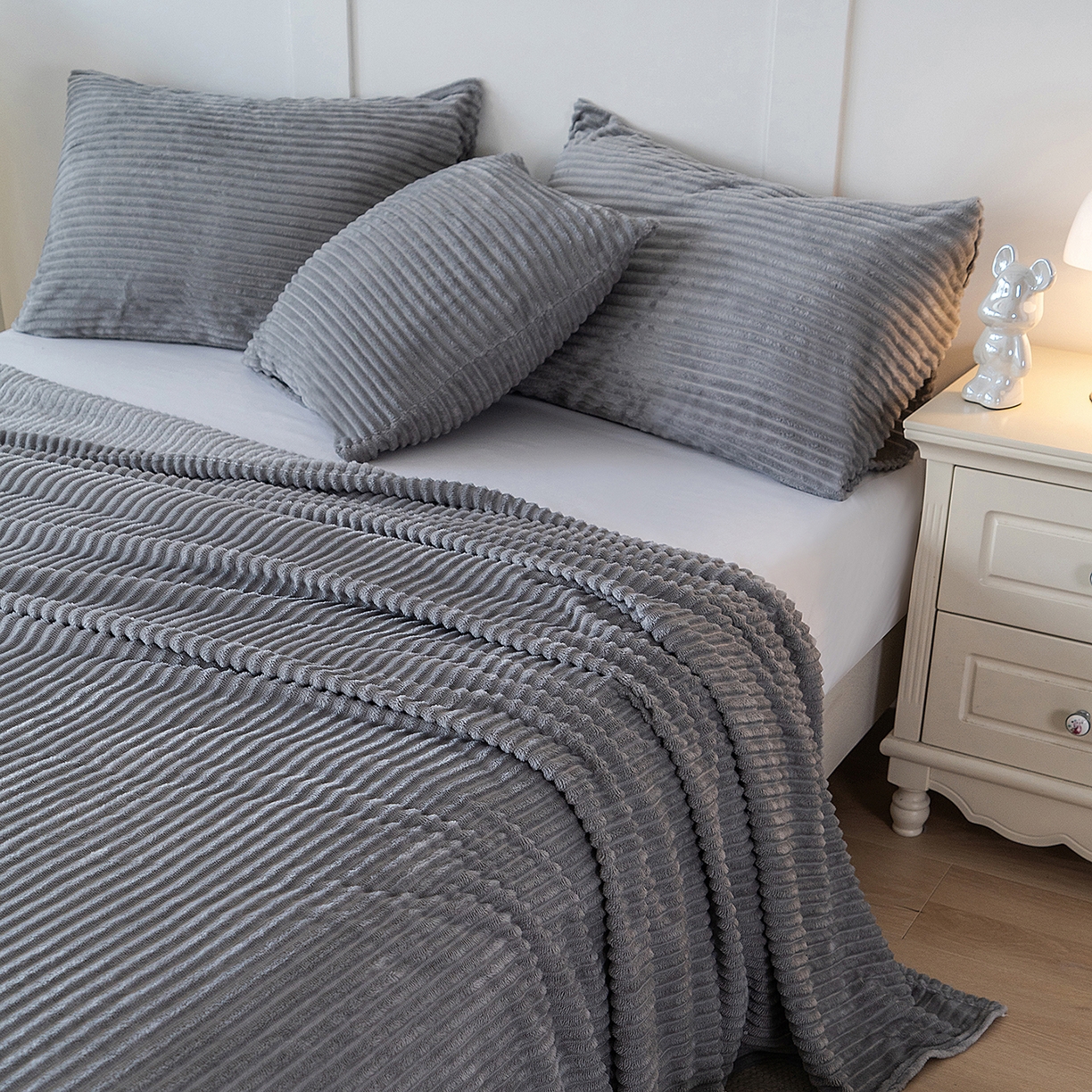 91家纺网 家纺一手货源 找家纺 楼兰公主 2025新款小抽条纯色双面绒毛毯 浅灰