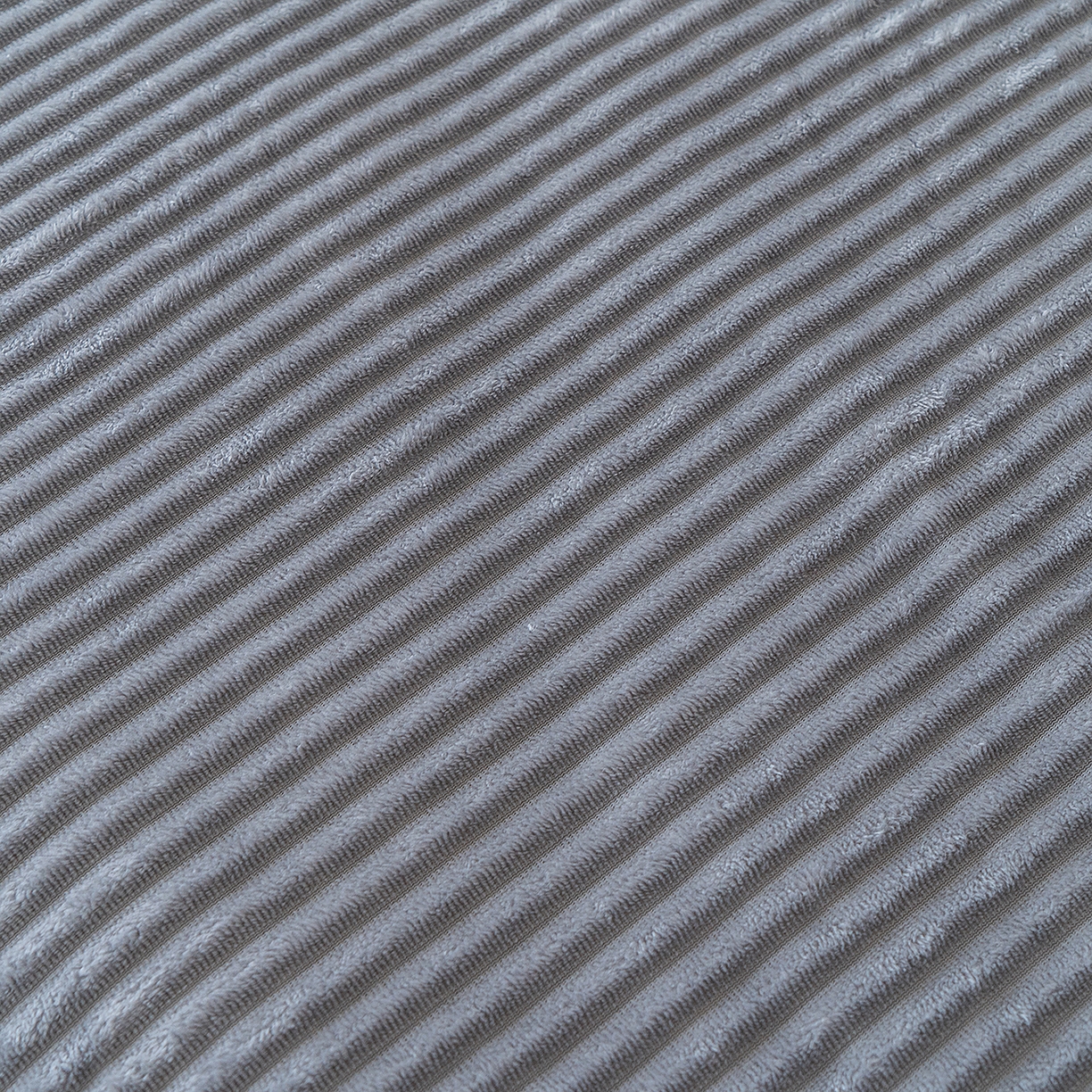 91家纺网 家纺一手货源 找家纺 楼兰公主 2025新款小抽条纯色双面绒毛毯 浅灰