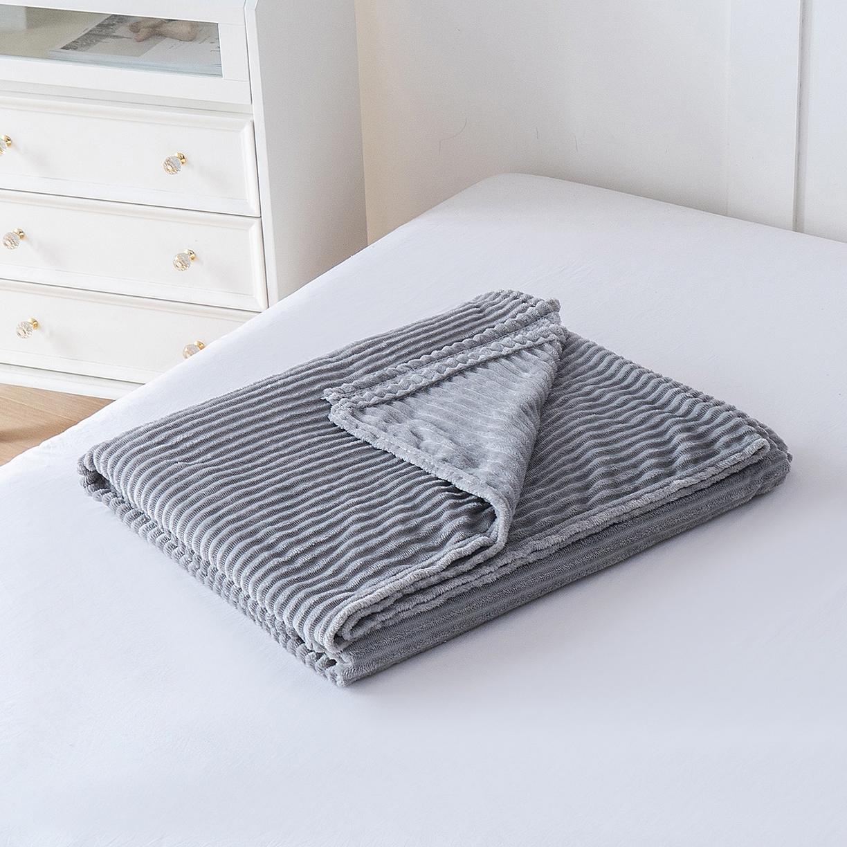 91家纺网 家纺一手货源 找家纺 楼兰公主 2025新款小抽条纯色双面绒毛毯 浅灰