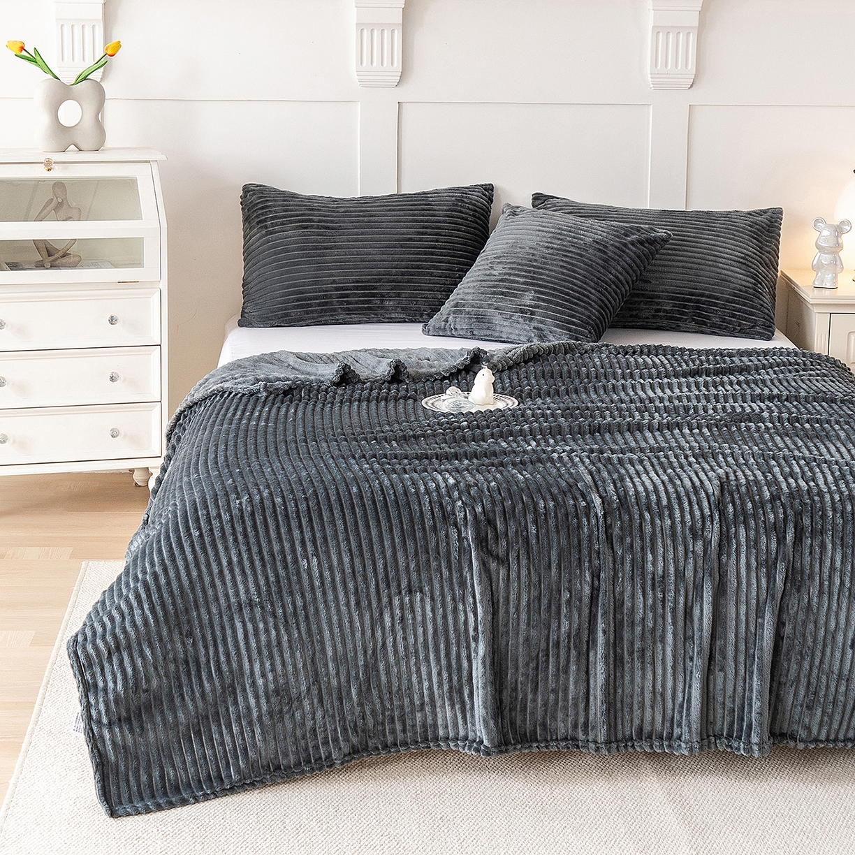91家纺网 家纺一手货源 找家纺 楼兰公主 2025新款小抽条纯色双面绒毛毯 深灰
