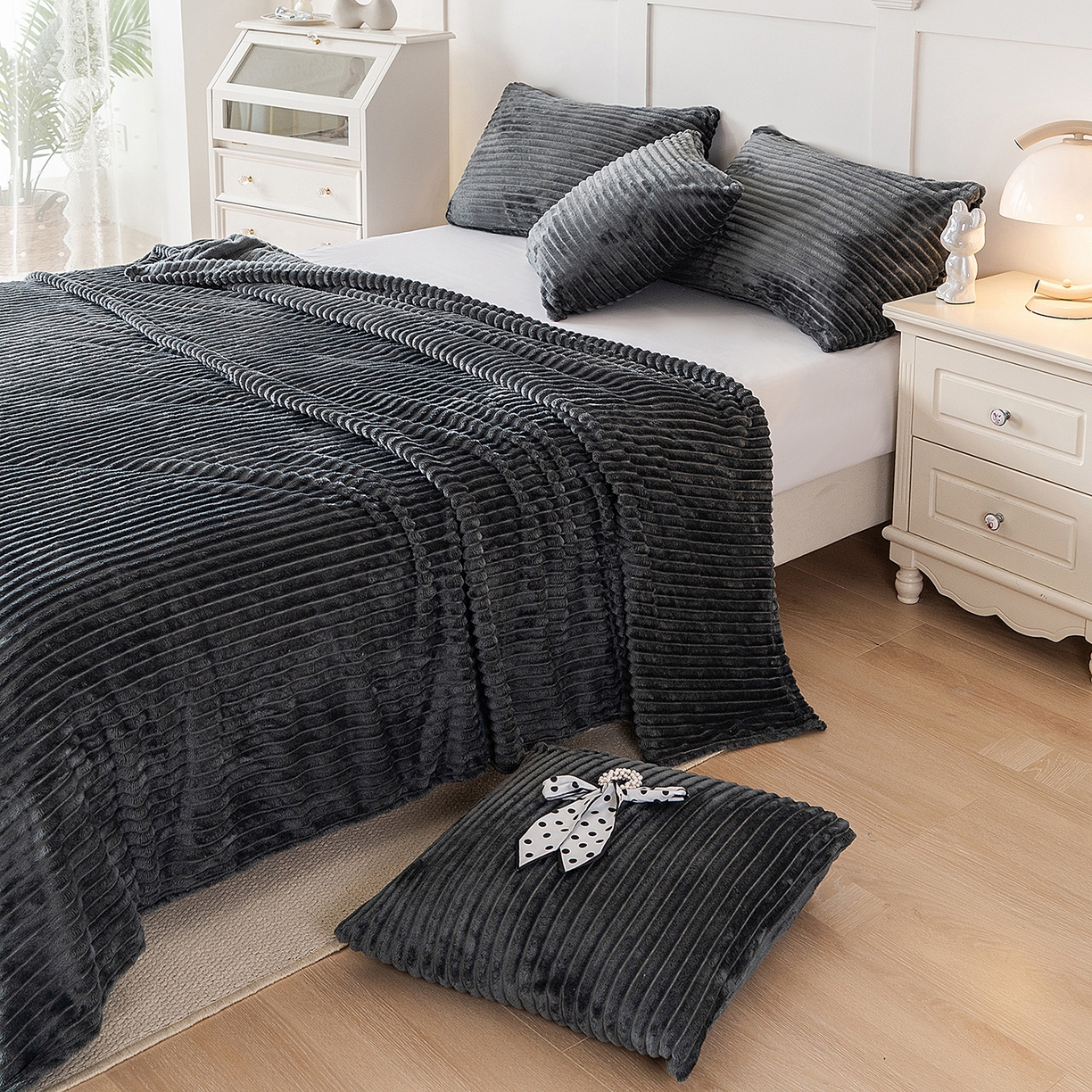 91家纺网 家纺一手货源 找家纺 楼兰公主 2025新款小抽条纯色双面绒毛毯 深灰