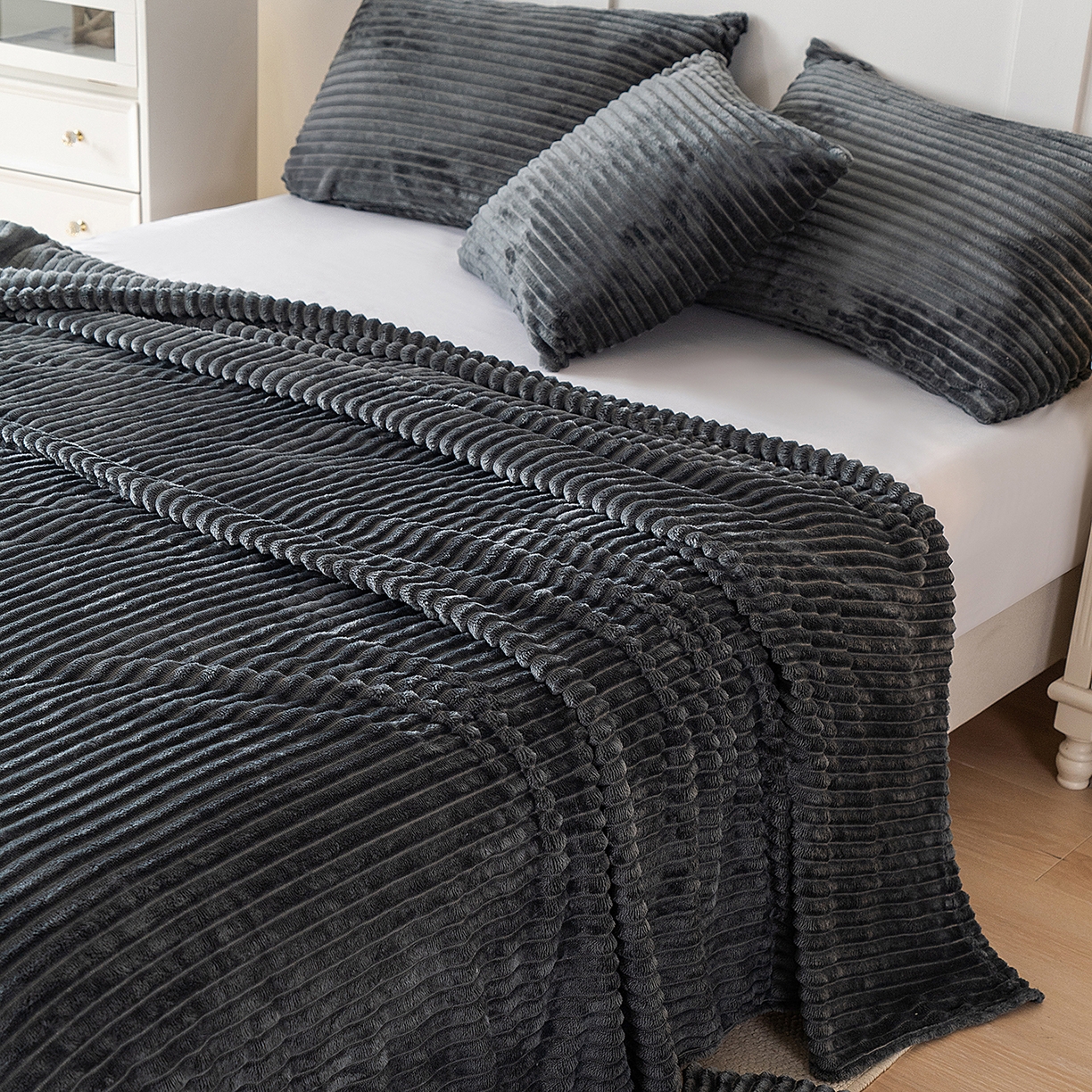 91家纺网 家纺一手货源 找家纺 楼兰公主 2025新款小抽条纯色双面绒毛毯 深灰