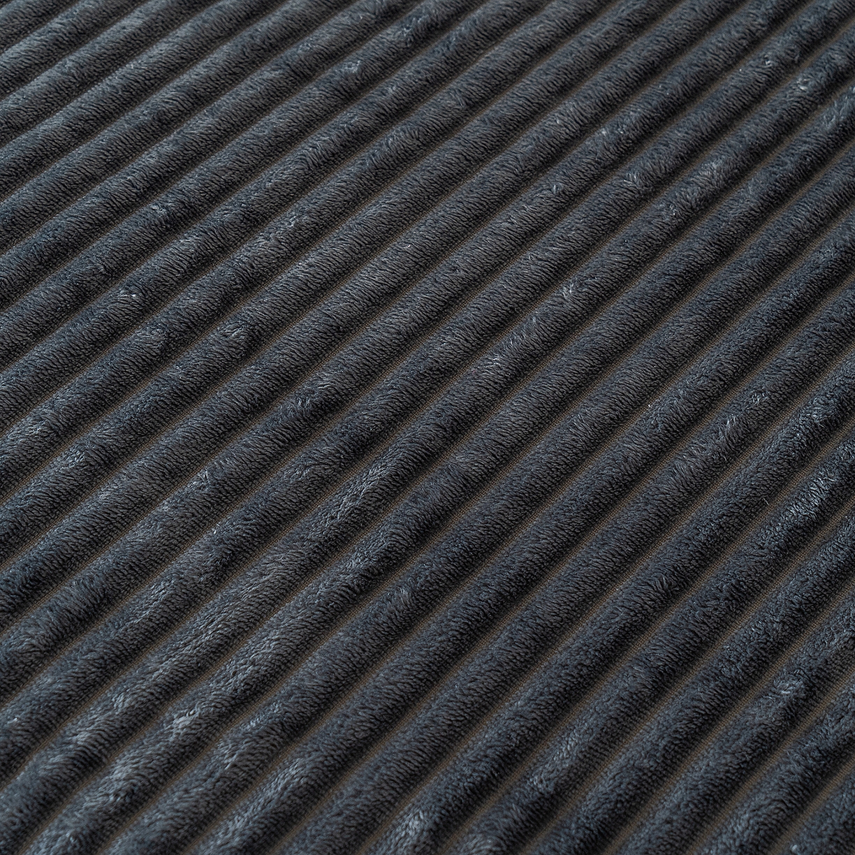 91家纺网 家纺一手货源 找家纺 楼兰公主 2025新款小抽条纯色双面绒毛毯 深灰