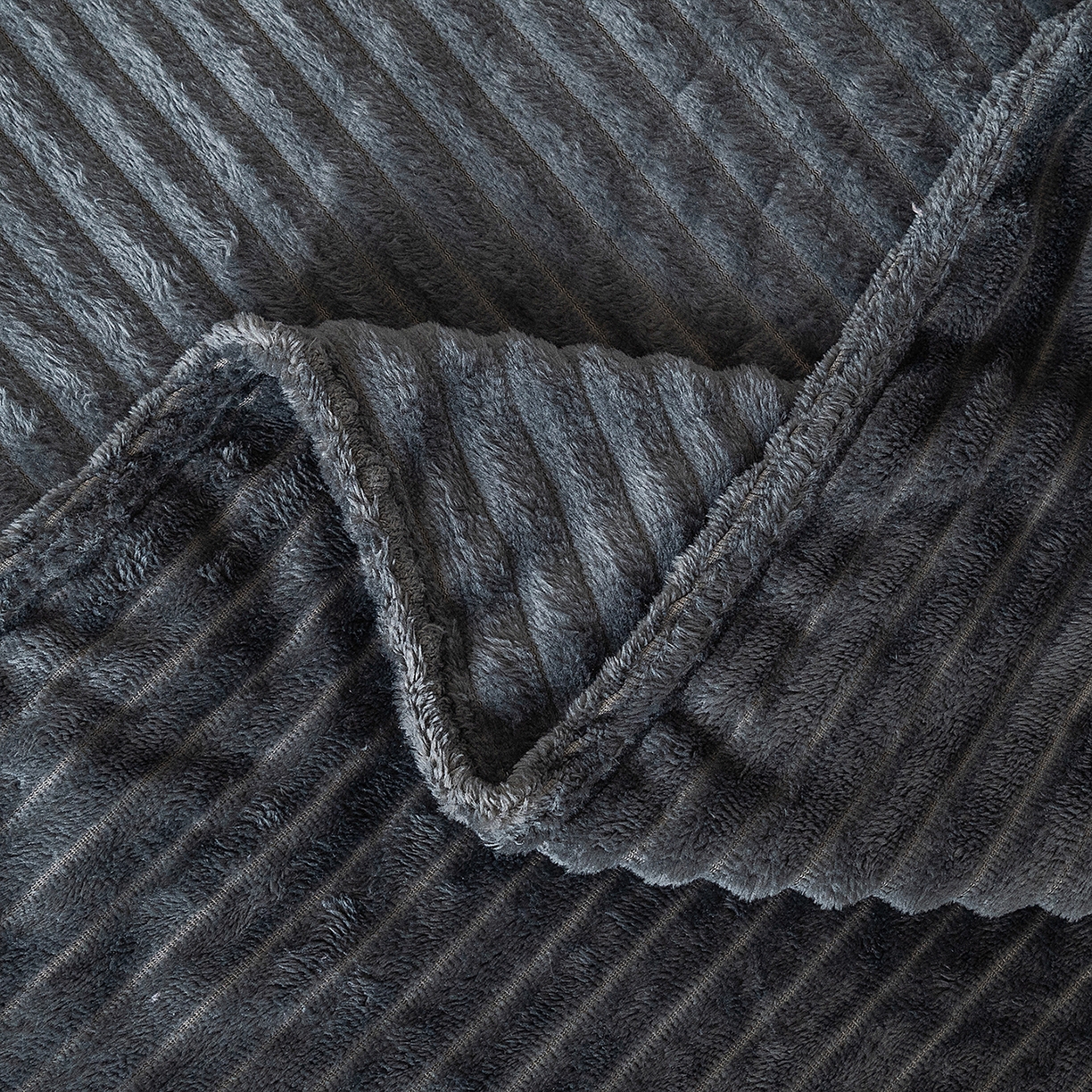 91家纺网 家纺一手货源 找家纺 楼兰公主 2025新款小抽条纯色双面绒毛毯 深灰
