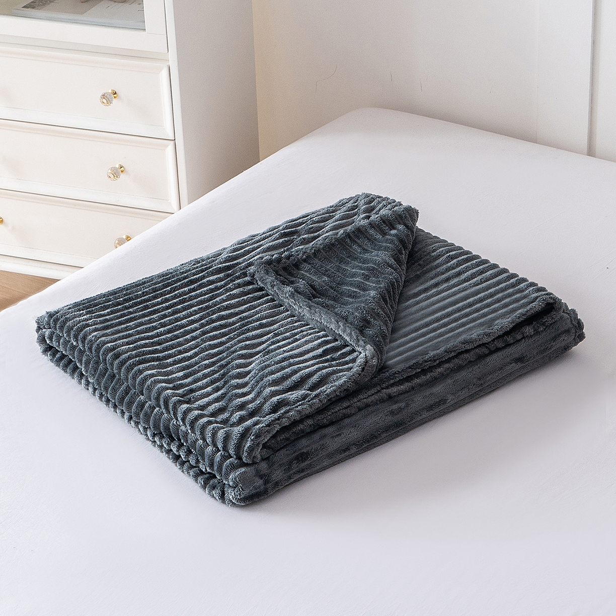 91家纺网 家纺一手货源 找家纺 楼兰公主 2025新款小抽条纯色双面绒毛毯 深灰