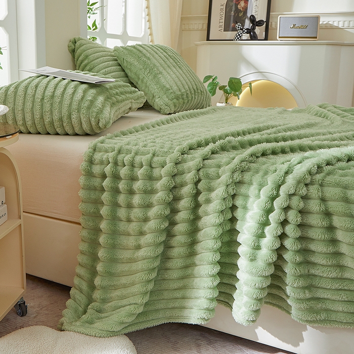 91家纺网 家纺一手货源 找家纺 楼兰公主 2025新款A类兔兔绒多功能大抽条毛毯 橄榄绿