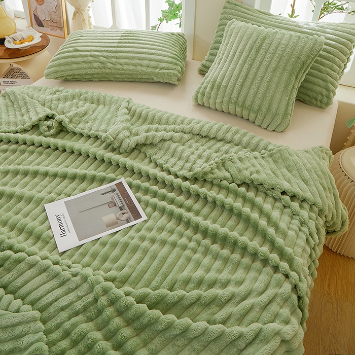 91家纺网 家纺一手货源 找家纺 楼兰公主 2025新款A类兔兔绒多功能大抽条毛毯 橄榄绿