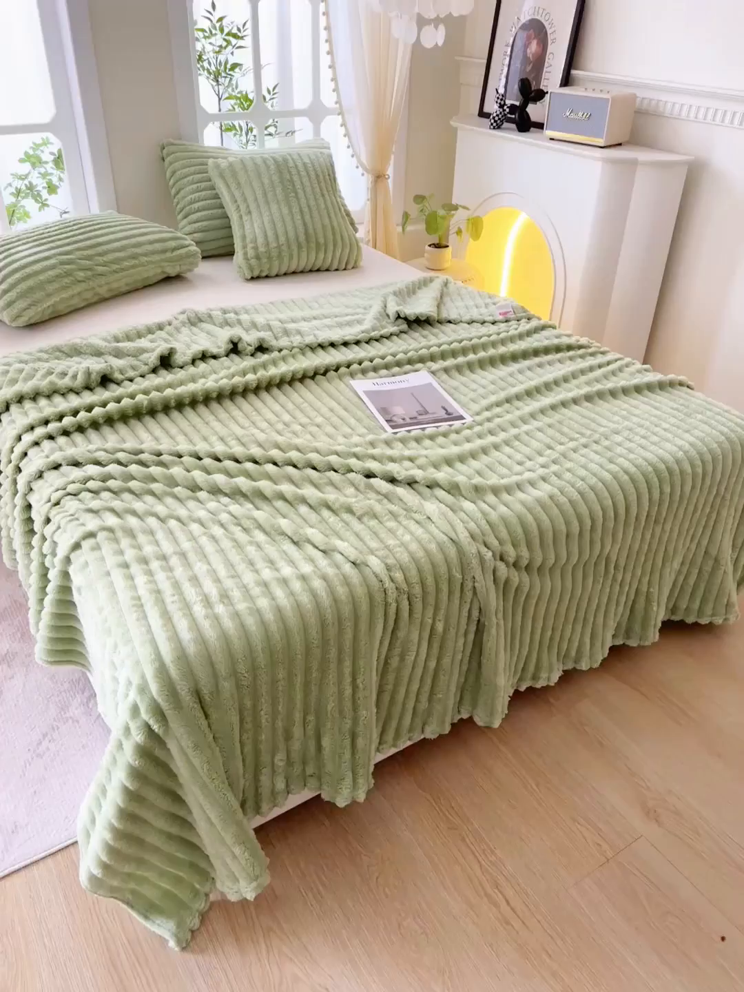 91家纺网 家纺一手货源 找家纺 楼兰公主 2025新款A类兔兔绒多功能大抽条毛毯 橄榄绿