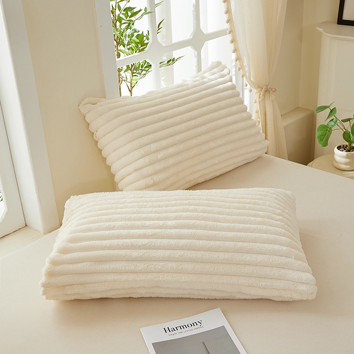 91家纺网 家纺一手货源 找家纺 楼兰公主 2025新款A类兔兔绒多功能大抽条毛毯 米雪白