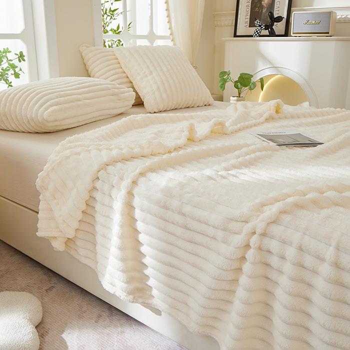 91家纺网 家纺一手货源 找家纺 楼兰公主 2025新款A类兔兔绒多功能大抽条毛毯 米雪白