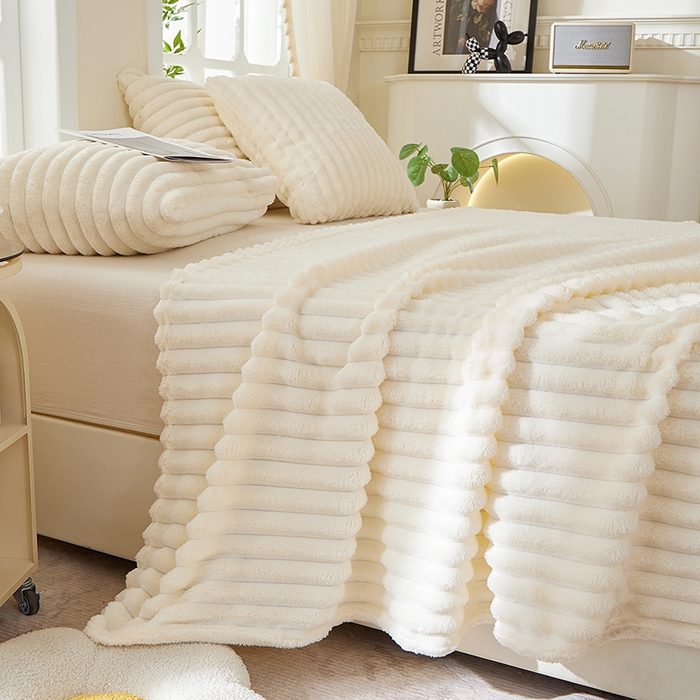 91家纺网 家纺一手货源 找家纺 楼兰公主 2025新款A类兔兔绒多功能大抽条毛毯 米雪白