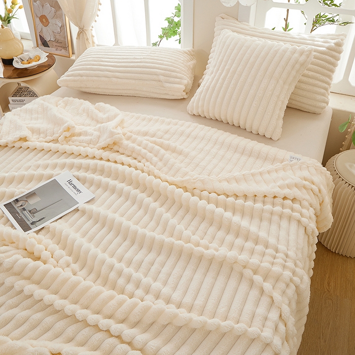 91家纺网 家纺一手货源 找家纺 楼兰公主 2025新款A类兔兔绒多功能大抽条毛毯 米雪白