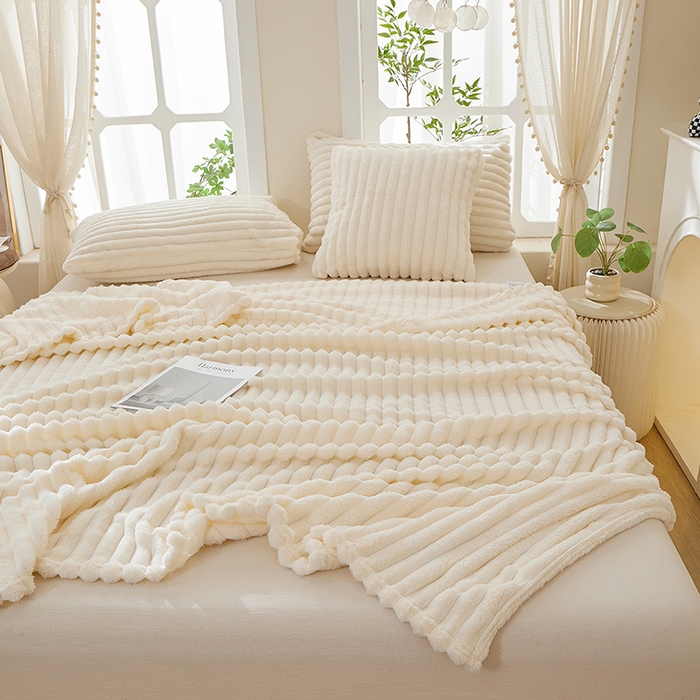 91家纺网 家纺一手货源 找家纺 楼兰公主 2025新款A类兔兔绒多功能大抽条毛毯 米雪白