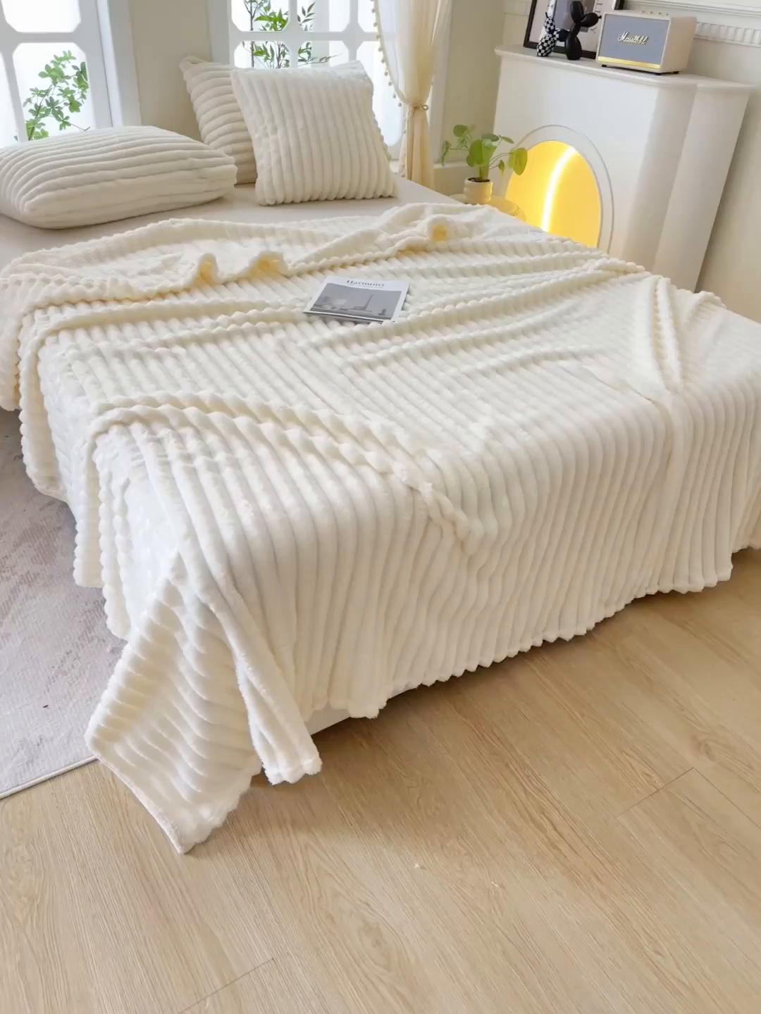 91家纺网 家纺一手货源 找家纺 楼兰公主 2025新款A类兔兔绒多功能大抽条毛毯 米雪白