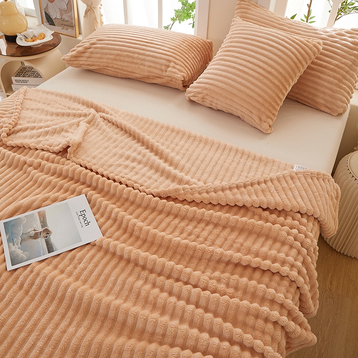 91家纺网 家纺一手货源 找家纺 楼兰公主 2025新款A类兔兔绒多功能大抽条毛毯 蜜卡其