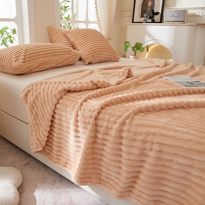 91家纺网 家纺一手货源 找家纺 楼兰公主 2025新款A类兔兔绒多功能大抽条毛毯 蜜卡其