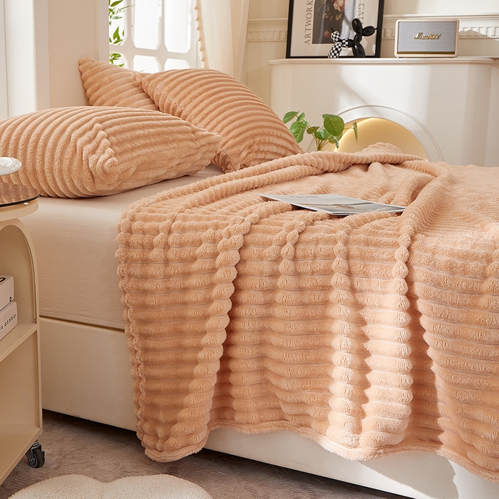 91家纺网 家纺一手货源 找家纺 楼兰公主 2025新款A类兔兔绒多功能大抽条毛毯 蜜卡其