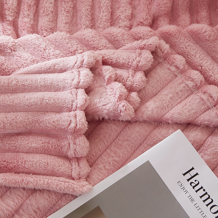 91家纺网 家纺一手货源 找家纺 楼兰公主 2025新款A类兔兔绒多功能大抽条毛毯 蜜桃粉