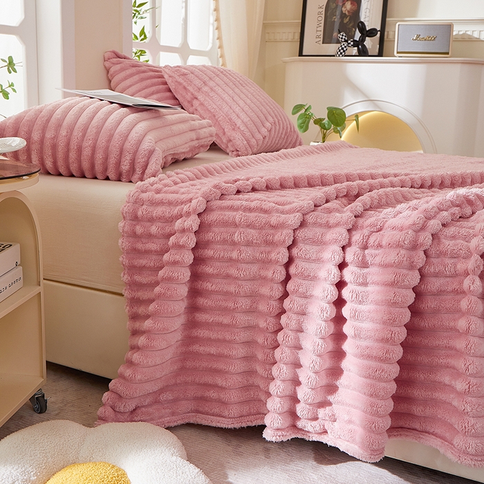 91家纺网 家纺一手货源 找家纺 楼兰公主 2025新款A类兔兔绒多功能大抽条毛毯 蜜桃粉