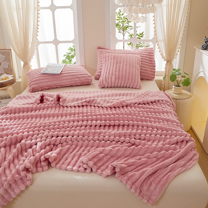 91家纺网 家纺一手货源 找家纺 楼兰公主 2025新款A类兔兔绒多功能大抽条毛毯 蜜桃粉