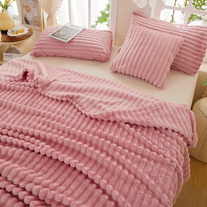 91家纺网 家纺一手货源 找家纺 楼兰公主 2025新款A类兔兔绒多功能大抽条毛毯 蜜桃粉