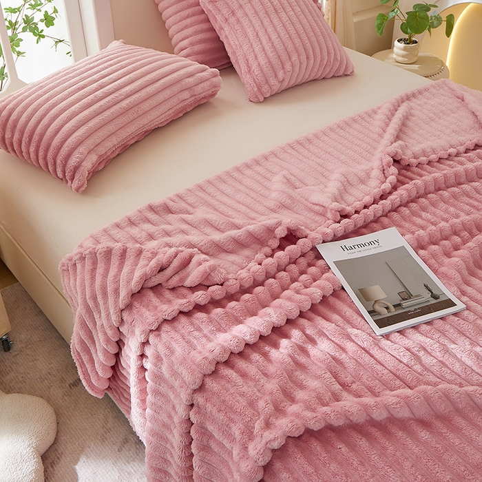 91家纺网 家纺一手货源 找家纺 楼兰公主 2025新款A类兔兔绒多功能大抽条毛毯 蜜桃粉