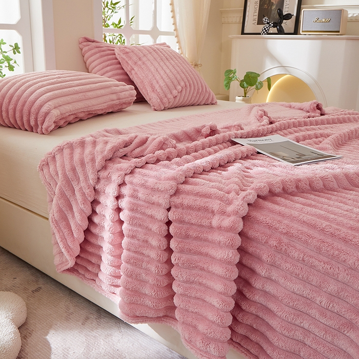 91家纺网 家纺一手货源 找家纺 楼兰公主 2025新款A类兔兔绒多功能大抽条毛毯 蜜桃粉