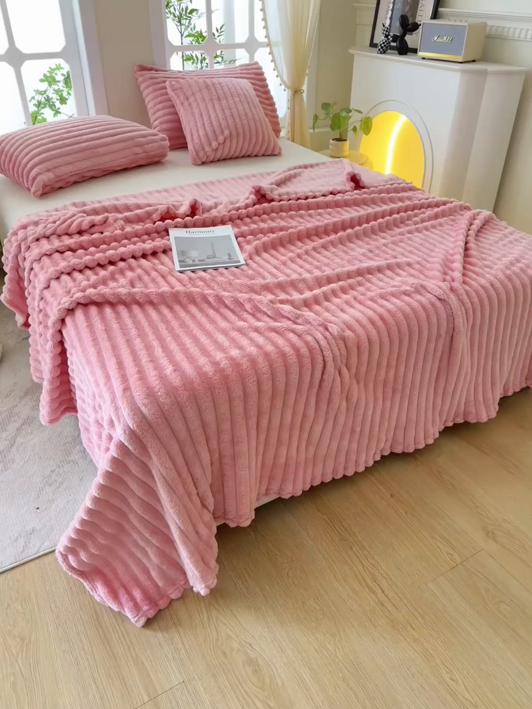 91家纺网 家纺一手货源 找家纺 楼兰公主 2025新款A类兔兔绒多功能大抽条毛毯 蜜桃粉