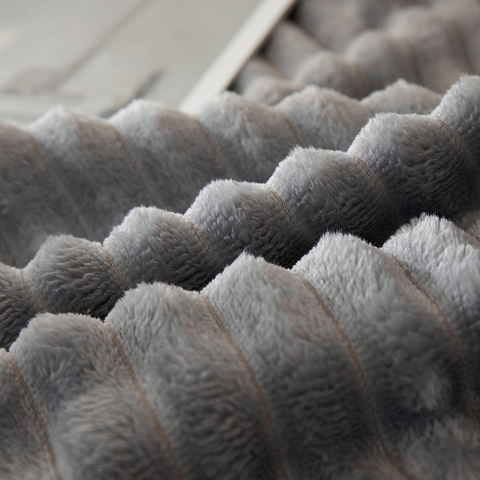 91家纺网 家纺一手货源 找家纺 楼兰公主 2025新款A类兔兔绒多功能大抽条毛毯 缥缈灰